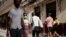 Personas caminando por las calles de La Habana durante la pandemia. REUTERS/Alexandre Meneghini