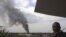 Una columna de humo se eleva desde el Centro Comercial Westgate en Nairobi, Kenia 