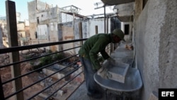 Obrero que trabaja en la construcción de un edificio de apartamentos en La Habana (Cuba). E