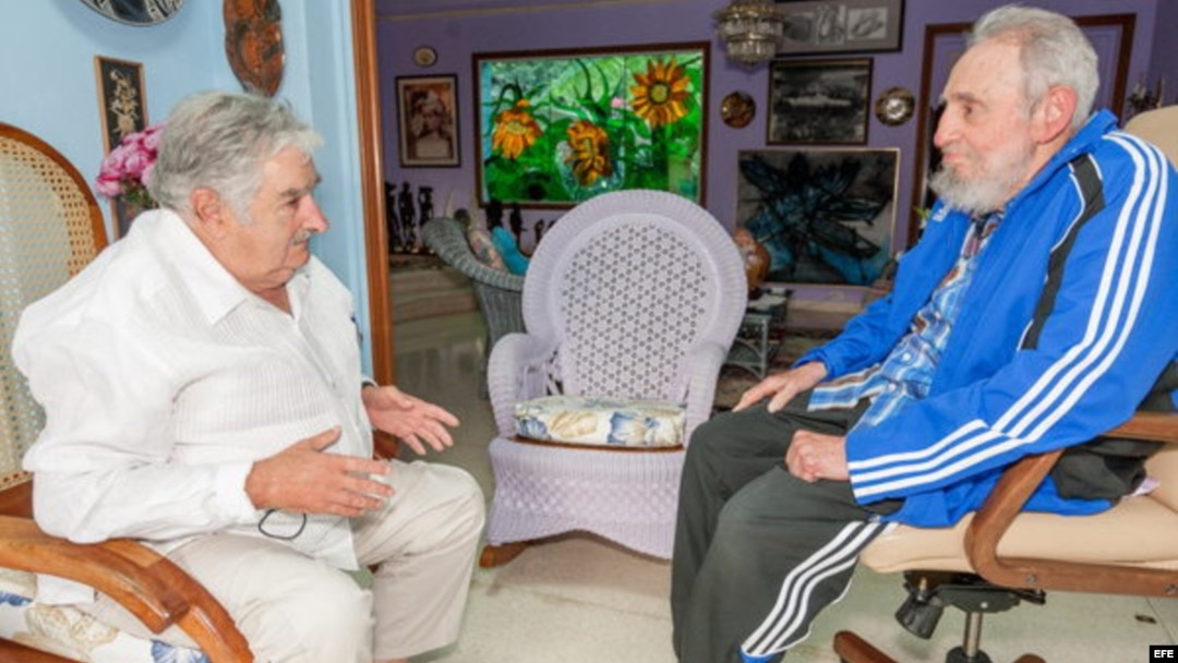 José Mujica durante el encuentro con Fidel Castro.