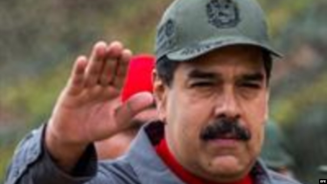 El presidente de Venezuela, Nicolás Maduro, realiza un saludo durante los ejercicios militares de la Fuerza Armada Nacional Bolivariana (FANB) 