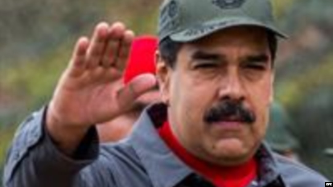 El presidente de Venezuela, Nicolás Maduro, realiza un saludo durante los ejercicios militares de la Fuerza Armada Nacional Bolivariana (FANB)
