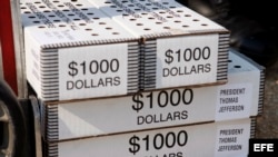 Cajas que contienen mil monedas de dolar. 