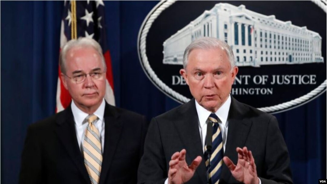 El secretario de Justicia, Jeff Sessions, junto al secretario de Salud, Tom Price.