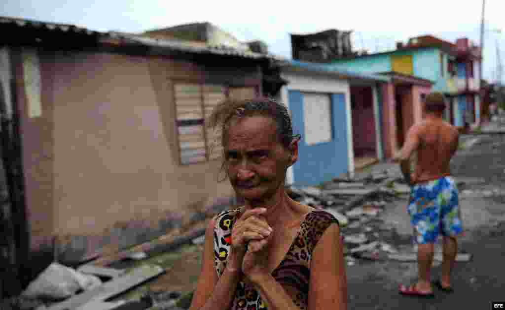 Cubanos se recuperan hoy, miércoles 5 de octubre de 2016, de los destrozos y estragos causados por el paso del huracán Matthew en Baracoa, provincia de Guantánamo (Cuba). El huracán Matthew dejó a su paso por Cuba graves destrozos en el extremo oriental d