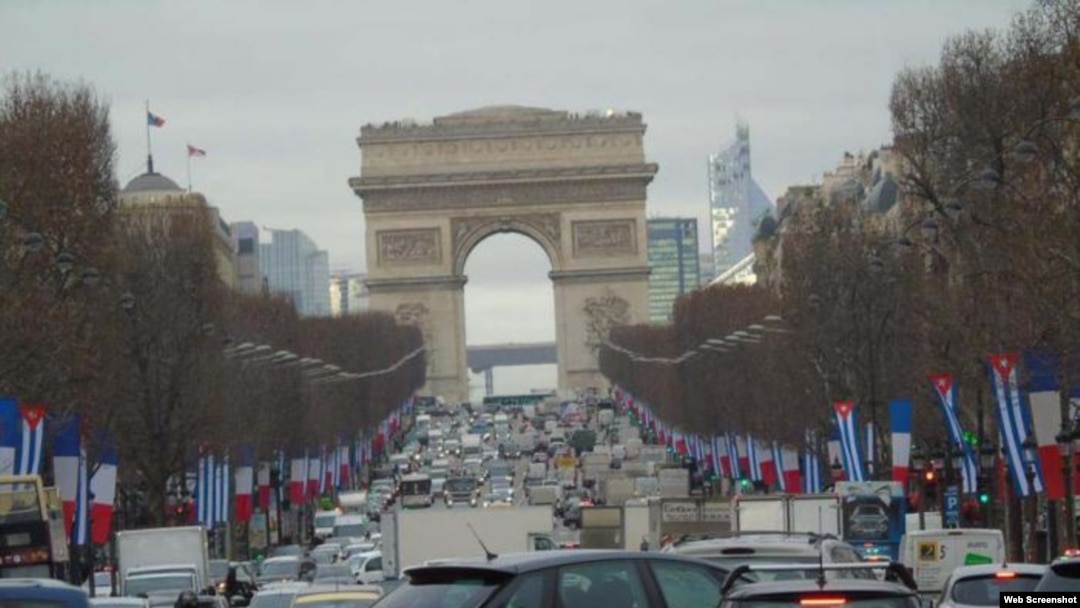 Banderas de Cuba y Francia ondean a lo largo de la Avenida de los Campos Elíseos en París