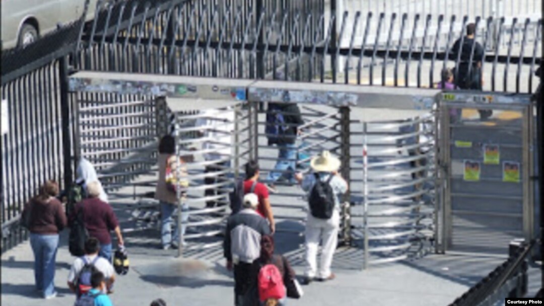 Entrada para peatones en el paso fronterizo Tijuana-San Diego.