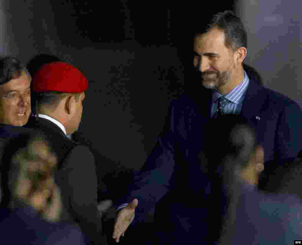 El príncipe de Asturias Felipe de Borbón a su llegada hoy al aeropuerto de Maiquetía, en Caracas, Venezuela.