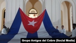 Una enorme bandera cubana fue desplegada a la entrada del Santuario Nacional de la Virgen de la Caridad del Cobre, en Santiago de Cuba. 