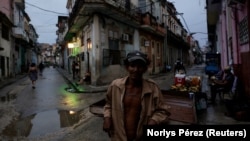 Un vendedor de productos agrícolas en La Habana, en medio del apagón. (REUTERS/Norlys Pérez)