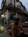 Un vendedor de productos agrícolas en La Habana, en medio del apagón. (REUTERS/Norlys Pérez)