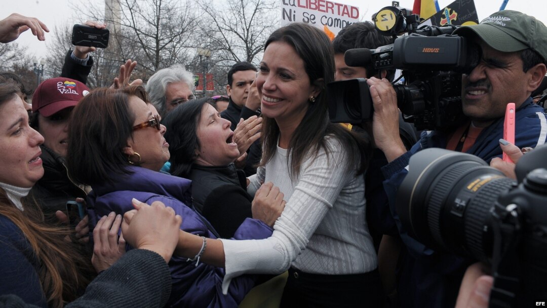 La diputada opositora venezolana María Corina Machado saluda a opositores al Gobierno venezolano de Nicolás Maduro durante una manifestación en Washington D.C.
