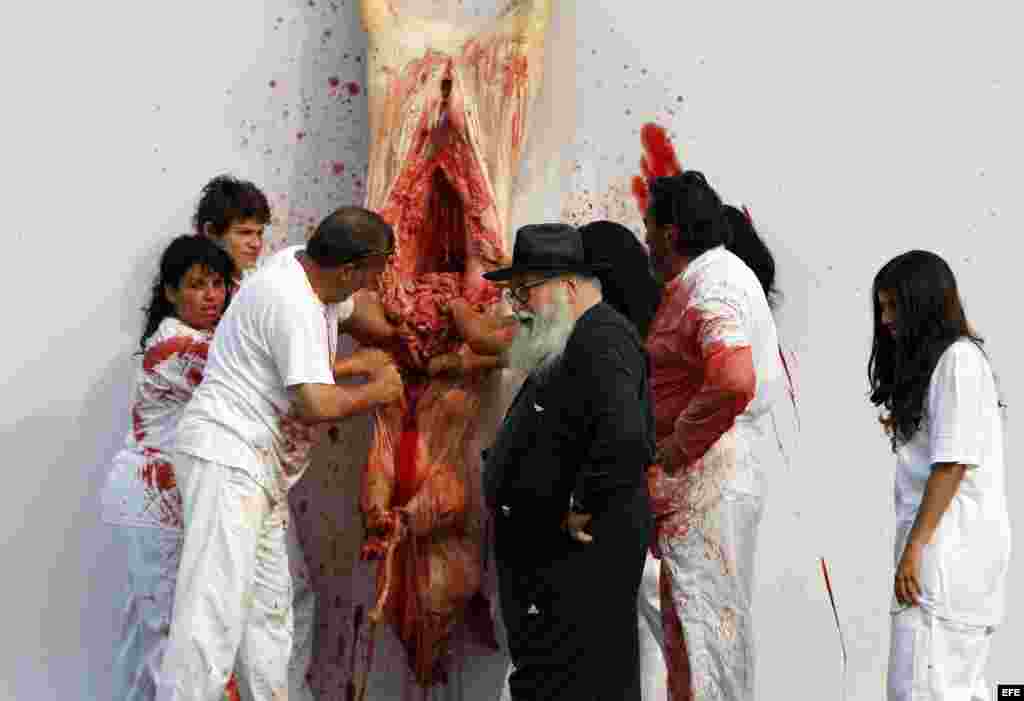 Vista de la función número 135 del artista austríaco Hermann Nitsch, el lunes 15 de mayo de 2012, en La Habana (Cuba), como parte de la XI Bienal de Arte de La Habana. EFE/Alejandro Ernesto