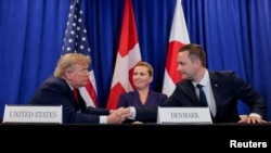 El presidente de EEUU, Donald Trump, firma un acuerdo sobre la seguridad de Groenlandia durante la 81.ª Asamblea General de las Naciones Unidas en la ciudad de Nueva York.