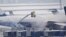  Personal limpia la nieve sobre un avión de United Airlines