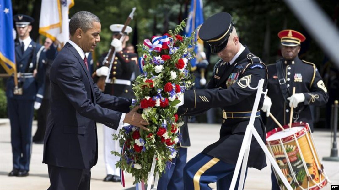 Obama, coloca una corona de flores en la Tumba al soldado desconocido, durante la conmemoración del Día de los Caídos que se celebra en el cementerio de Arlington, EEUU.