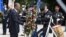Obama, coloca una corona de flores en la Tumba al soldado desconocido, durante la conmemoración del Día de los Caídos que se celebra en el cementerio de Arlington, EEUU.
