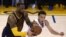 LeBron James (i) de Cavaliers ante Stephen Curry (d) de Warriors.