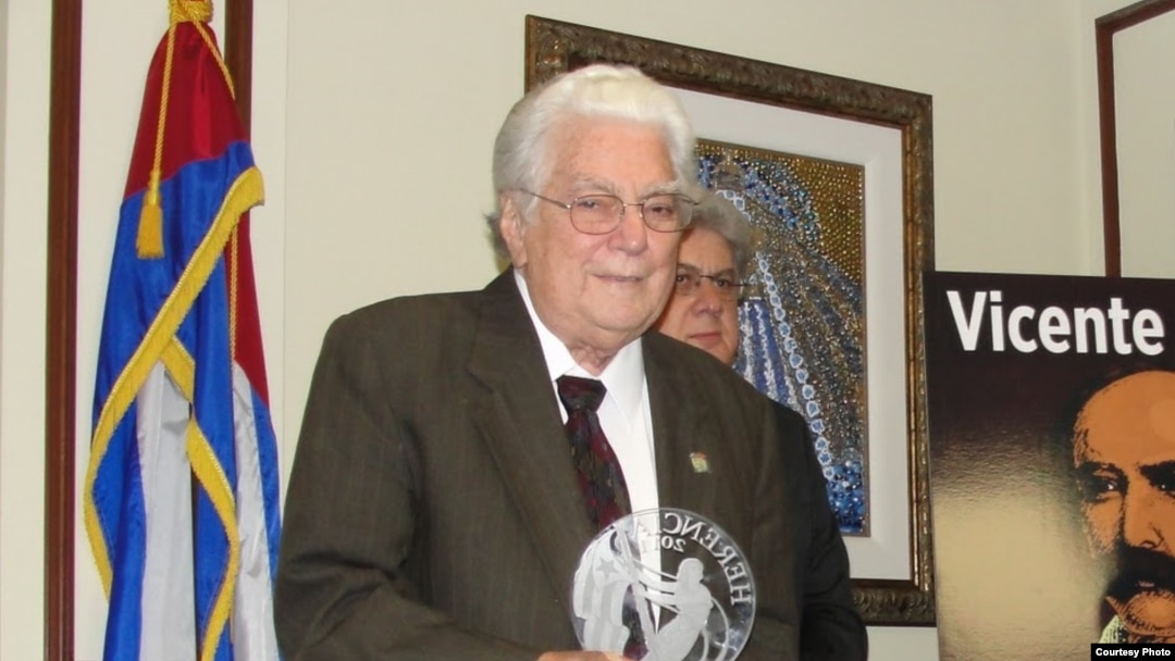 Enrique Ros durante la presentación de su libro sobre Vicente García