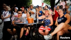 Estadounidenses celebran la independencia de los Estados Unidos.