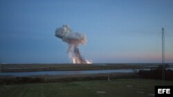 Momento después de la explosión del cohete Antares de la firma privada Orbital Sciences Corporation.