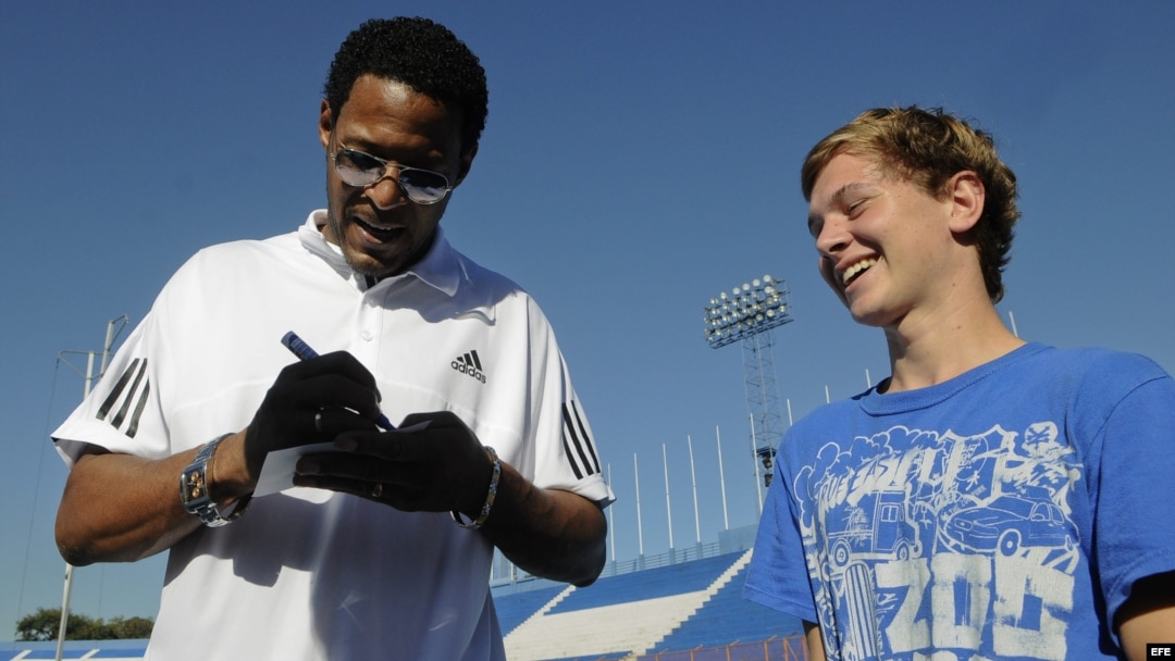 Archivo - Javier Sotomayor firma un autógrafo a un seguidor en San Salvador (El Salvador). 