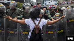 Un grupo de personas protesta contra el Gobierno de Nicolás Maduro hoy, martes 4 de marzo de 2014, en Caracas
