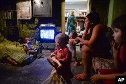 Chernov fotografió en 2014 a familias refugiadas durante los ataques de separatistas prorrusos en Donetsk, al este de Ucrania (Foto AP/Mstislav Chernov)