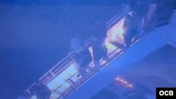 Nicolás Maduro baja la escalerilla del avión que lo transportó a Nueva York