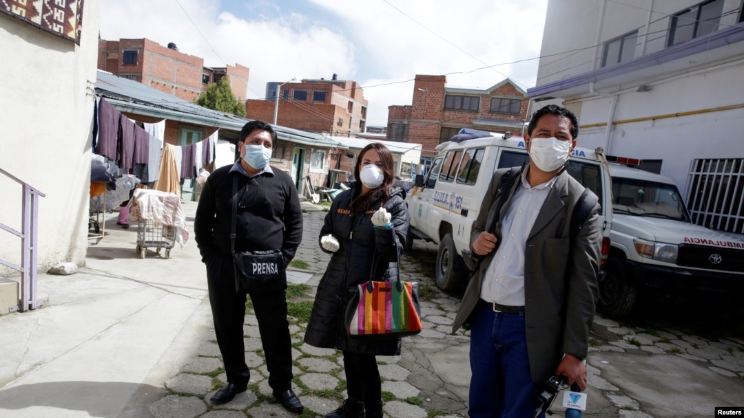En Bolivia, periodistas visten nasobucos para protegerse del COVID-19. (REUTERS/David Mercado)