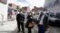 En Bolivia, periodistas visten nasobucos para protegerse del COVID-19. (REUTERS/David Mercado)