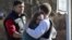 Estudiantes de la escuela de Newtown se consuelan tras la masacre
