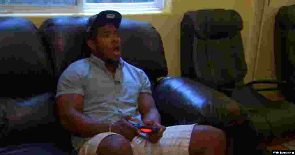 Puig disfruta como un niño su PlayStation.