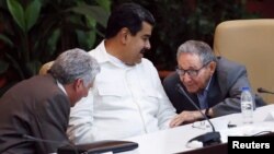 De izq. a der. Miguel Díaz-Canel, Nicolás Maduro y Raúl Castro, durante una cita del Foro de Sao Paulo en La Habana, en julio del 2018. (Foto Reuters)