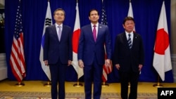 El ministro de Asuntos Exteriores de la República de Corea, Cho Hyun (izq.), y el ministro de Asuntos Exteriores de Japón, Toshimitsu Motegi (der.), se reúnen con el secretario de Estado, Marco Rubio en Nueva York, el 21 de septiembre de 2026. 