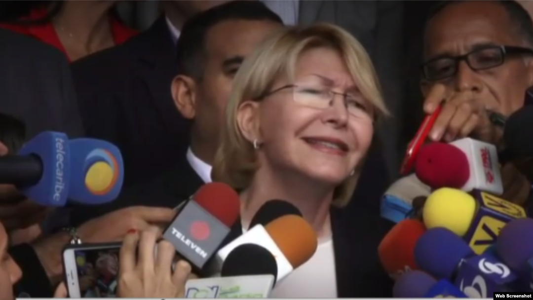 Luisa Ortega Díaz, Fiscal General de Venezuela, habla a los medios frente al Tribunal Supremo de Justicia. 