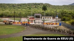 Militares estadounidenses en la Base Naval de Guantánamo, durante la visita del secretario de Guerra Pete Hegseth, el 10 d ejunio de 2026.