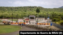 Militares estadounidenses en la Base Naval de Guantánamo, durante la visita del secretario de Guerra Pete Hegseth, el 10 de junio de 2026.