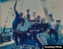 Raúl Castro y su esposa junto a la tripulación de una lancha de pesca al servicio de la familia Castro. 