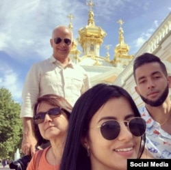 Perla Rosa Rosales junto a su esposo e hijos en Rusia.