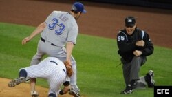 El árbitro de Grandes Ligas, Ángel Hernández, en acción.