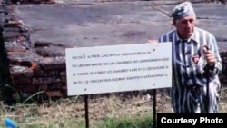 Sigmund Solobewski viste una réplica de su uniforme de recluso durante su regreso al campo de concentración de Auschwitz en 1990.