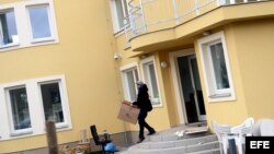 Policía checa investiga la explosión en la embajada palestina en Praga. 