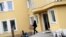 Policía checa investiga la explosión en la embajada palestina en Praga. 