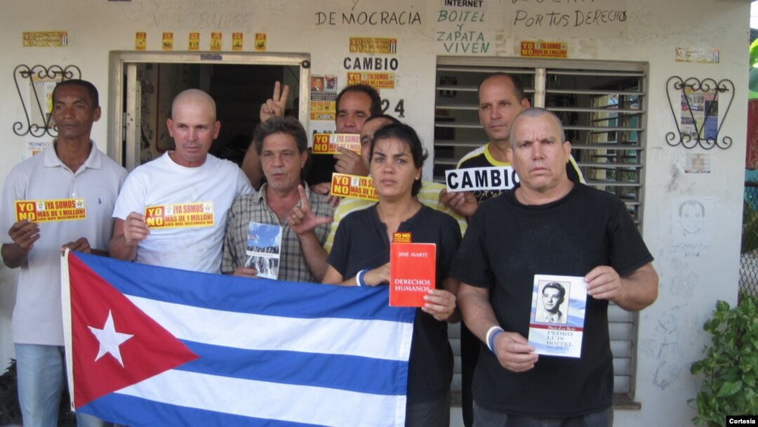  Sara Martha Fonseca junto a opositores en su casa en La Habana 