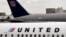  Un jet de pasajeros de la United en la pista del aeropuerto internacional de Los Angeles (EEUU). 