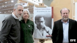  De izquierda a derecha, el cineasta Fernando Trueba; la viuda del escritor cubano Guillermo Cabrera Infante, Miriam Gómez, y el editor Toni Muné durante la presentación hoy en Madrid de "El cronista de cine", primer volumen de las obras completas de Cabr