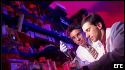 Fotografía sin fechar facilitada por la Universidad Duke de Carolina del Norte del investigador Robert J. Lefkowitz (2d). El Nobel de Química ha distinguido este año a los estadounidenses Lefkowitz y Brian K. Kobilka por sus estudios sobres receptores cel