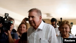 FOTO DE ARCHIVO: El candidato presidencial opositor venezolano Edmundo González emite su voto en las elecciones presidenciales del país, en Caracas, Venezuela, el 28 de julio de 2024. REUTERS/Leonardo Fernández Viloria/Foto de archivo