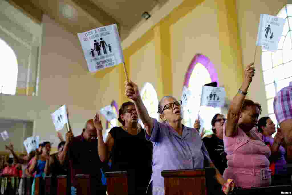 Fieles congregados en una iglesia metodista de La Habana.